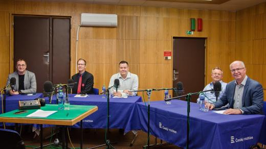 Zleva: Boris Šťastný (Motoristé sobě), Pavel Čižinský (Levice), David Hochman (VÝZVA 2025), Ladislav Benyovszky (Česká republika na 1. místě!), Tom Philipp (Spolu (ODS, KDU-ČSL, TOP 09))