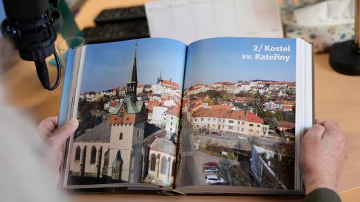 Kniha nazvaná Pojďte, dobří i hříšníci s podtitulem Procházka chrudimskými kostely
