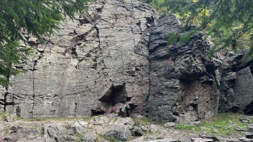 Nedaleko obce Horní Blatná v Krušných horách stojí uprostřed lesa několik působivých skalních útvarů s názvem Jindřišské skály