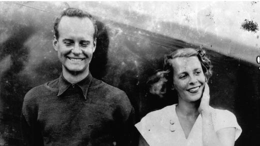 Baronka Karen Blixenová a pilot Kurt Bjorkwell