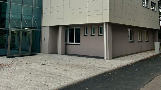 Nová tělocvična stojí na sloupech nad mateřskou školou