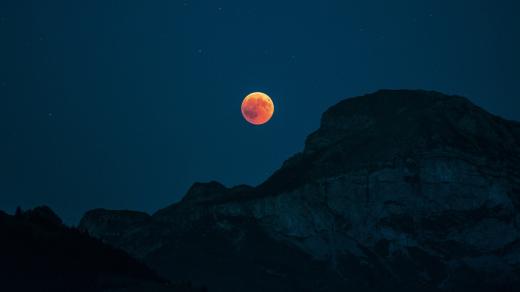 Zatmění Měsíce těsně nad obzorem Země