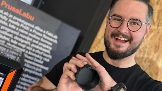 Josef Průša, zakladatel firmy Prusa Research, představuje krabičku na anténu pro satelity vyrobenou z nového polykarbonátového filamentu