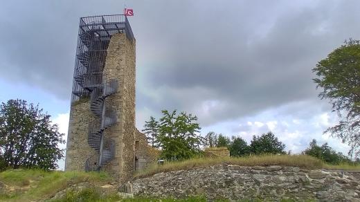 Orlík nad Humpolcem - dominantou hradu je věž sloužící jako rozhledna