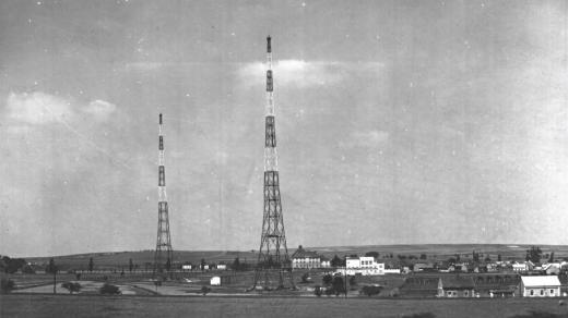 Praha I vysílala ve třicátých letech pomocí vysílače v Liblicích (od roku 1934 na vlně 470,2 metru)