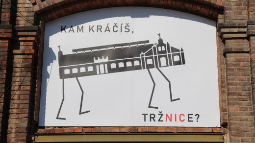 Grafický panel poukazující na chátrající budovu Tržnice v Olomouci