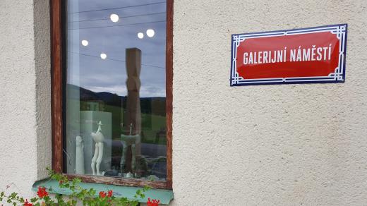 Galerijní náměstí u Pavla Cupáka v Trojanovicích