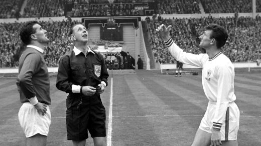 Rozhodčí Ken Aston (uprostřed) při losu mincí před začátkem zápasu Leicester City vs. Manchester United (1963)