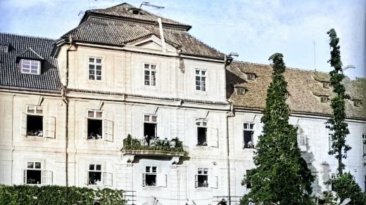 Slavnost Československého červeého kříže na zámku Zbraslav (1947, digitálně kolorováno)