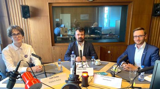 Vojtěch Pešta (Volt Česko), Libor Jiránek (VÝZVA 2025) a Josef Soumar (Česká pirátská strana)