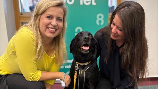 Lenka Vavřičková, fenka Terezka a Pavla Kindernayová ve studiu Českého rozhlasu Hradec Králové