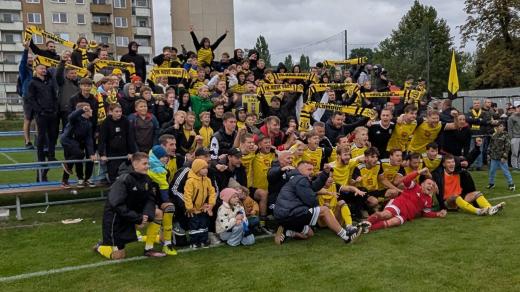 Hráči FK Nové Sady užívající si senzační postup v MOL Cupu nad Sigmou Olomouc