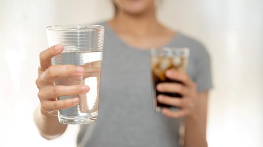 Sklenice vody a limonády