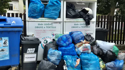Kontejner v Číměři už je naplněný až po okraj, když nebyly další balíky s textilem kam dávat, začaly se hromadit kolem