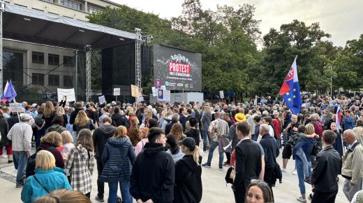 Protestující si v Bratislavě přinesli jak slovenské, tak i evropské vlajky