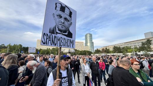 Transparent pána s trikem se sloganem „Dost bylo Fica“ vyobrazoval slovenského premiéra Roberta Fica (SMER) ve vězeňském oblečení