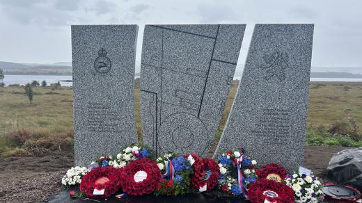 Československý pilot Hekl se roku 1941 zřítil do skotského jezera Loch Doon. Dnes má u něj pomník