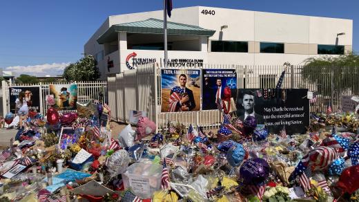 Očekává se účast desítek tisíc hostů, vedle vdovy Eriky Kirkové mají promluvit i prezident Donald Trump a viceprezident J. D. Vance