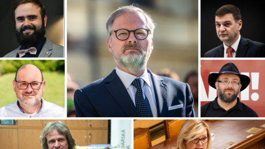 Lídři stran ve Jihomoravském kraji. Zleva Josef Flek (STAN), Petr Fiala (ODS, Spolu), Petr Macinka (Motoristé), Michal Švagerka (Piráti), Daniel Sterzik (Stačilo!), Miroslav Ševčík (za SPD), Alena Schillerová (ANO)