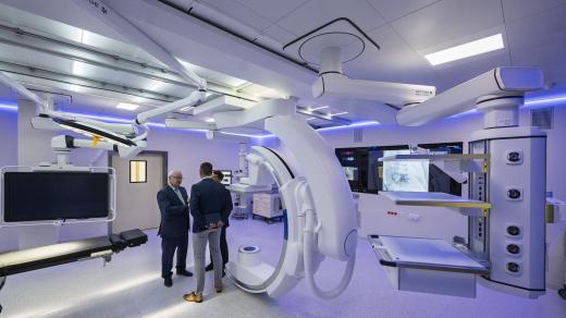 Nový hybridní operační sál, který umožňuje, aby pacienta mohli operovat zároveň chirurgové, kardiologové nebo radiologové