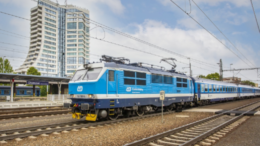 Lokomotiva řady 151 natřená na typickou modrou barvu Českých drah