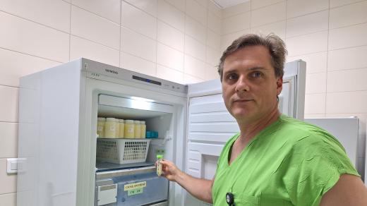 Primář neonatologie Nemocnice České Budějovice Jiří Dušek v bance mateřského mléka, kde se humánní fortifikátor skladuje