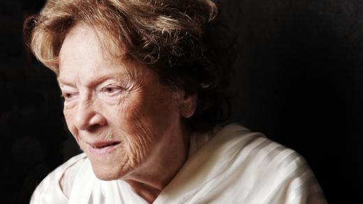 Vlasta Chramostová hrála v desítkách filmů, třeba Spalovače mrtvol, Je třeba zabít Sekala nebo PF 77.