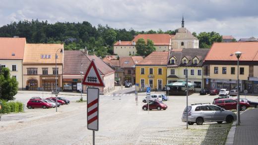 Palackého náměstí, Dačice, v pozadí je Klášter bosých karmelitek.
