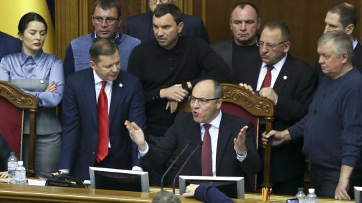 Bývalý předseda ukrajinského parlamentu z let 2016 až 2019 Andrij Parubij (uprostřed)