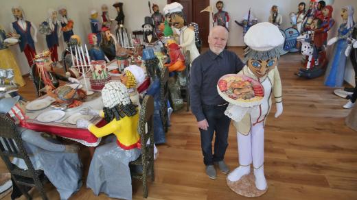 Bál papírových soch na zámku Linhartovy. Jaroslav Hrubý je díky nim zapsán v knize rekordů v Pelhřimově