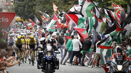 Pořadatelé mají na Vueltě co dělat, aby udrželi protestující v bezpečné vzdálenosti od cyklistů