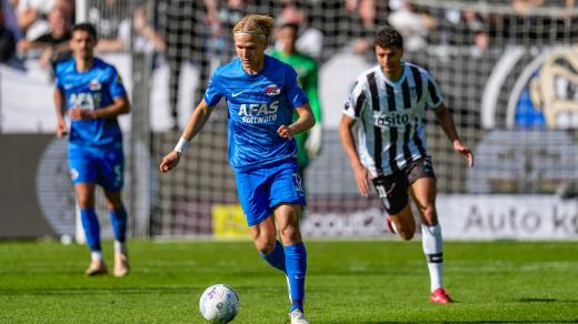 Matěj Šín v dresu nizozemského Alkmaaru