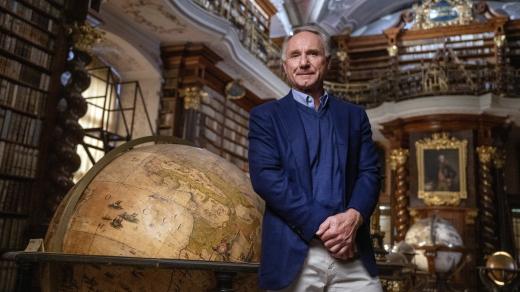 Americký spisovatel Dan Brown v barokní knihovně Klementina