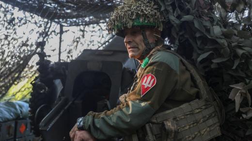 Ukrajinští vojáci často čelí vyčerpání. Nedostatek vojenského personálu vede k situacím, kdy musí setrvat na frontě i měsíc nebo dva bez možnosti rotace.