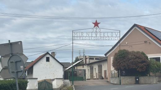 Slavná brána zemědělského družstva z filmu Vesničko má středisková v Křečovicích