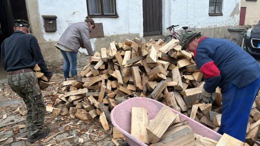 Loni dříví pro seniory štípal i judista Lukáš Krpálek. Právě fyzicky můžou dobrovolníci pomoci taky letos