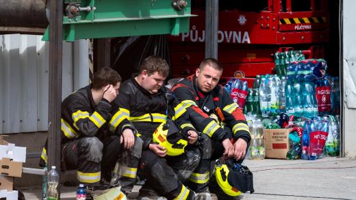 Hasiči zasahují na skládce u obce Rynholec, kde bojují s rozsáhlým požárem plastového odpadu