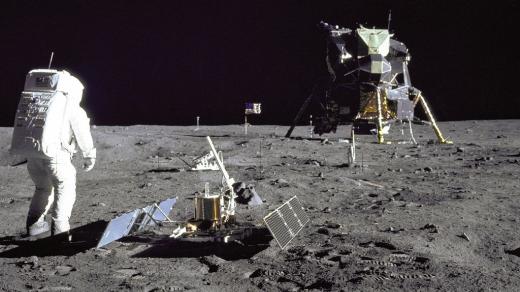 Apollo 11 na Měsíci - astronaut Buzz Aldrin instaluje seismometr