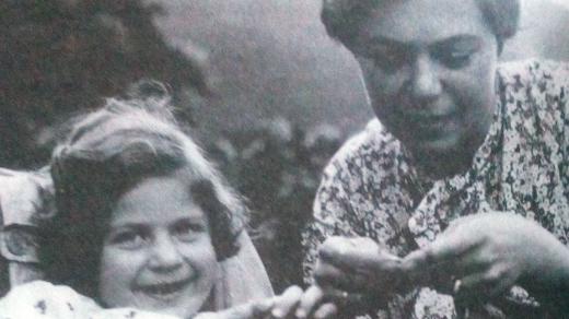Eva Löwidtová s maminkou v Děčíně, cca 1934-1935