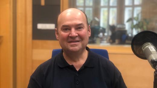 Sklář Ladislav Breznický ve studiu Českého rozhlasu Zlín
