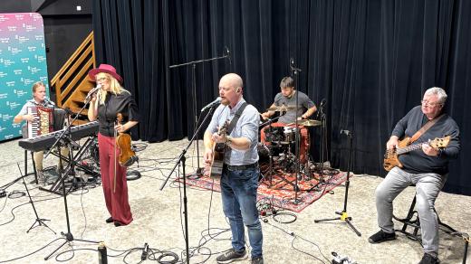 Kapela MeziMěsto ve studiovém sále Českého rozhlasu České Budějovice v říjnu 2025