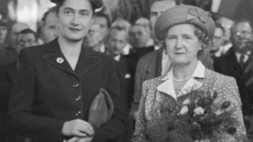 Manželka poverenika Gustáva Husáka Hana Lokvencová-Husáková (vlevo) a Hana Benešová při uvítání prezidenta Beneše v Bratislavě (září 1947)