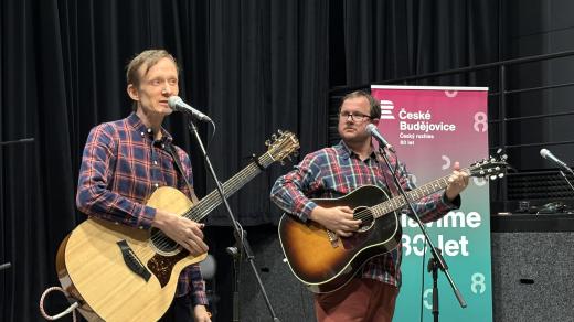 Duo Vesla ve studiovém sále Českého rozhlasu České Budějovice v říjnu 2025