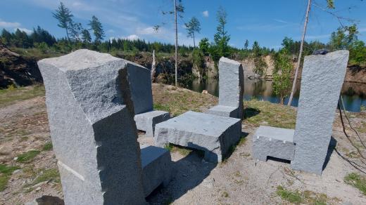 U lomu Srní vzniklo odpočinkové místo. Hlavní roli samozřejmě hraje žula, přesněji granodiorit, který se tu těžil