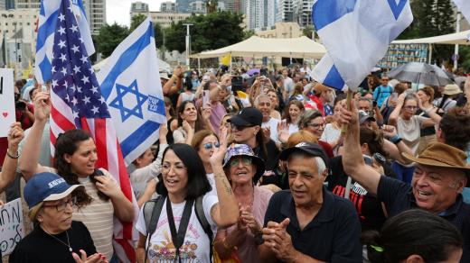 Lidé na náměstí v Tel Avivu slaví novou dohodu o příměří v Gaze