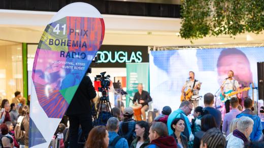 Český rozhlas v olomoucké Šantovce - hraje a zpívá Petr Bende