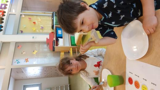 Děti ochutnávají rybí karbanátky