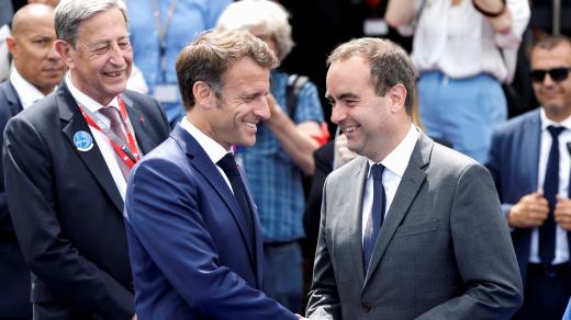 Francouzský prezident Emmanuel Macron (vpředu vlevo) jmenoval do funkce premiéra znovu Sébastiena Lecornua
