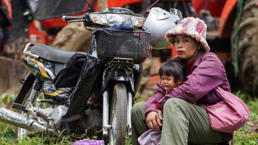 Žena s dcerou evakuované z vesnice Pong Tuek asi 20 kilometrů daleko od sporného území (25. července 2025)