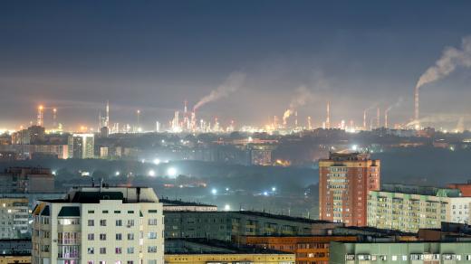 Pára stoupající z komínů ropné rafinerie v ruském Omsku, vlastněné společností Gazprom Něft